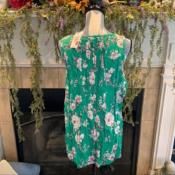 Torrid Women's 0 pin tucked green floral sleeveless button up split neck tank - Picture 4 of 7